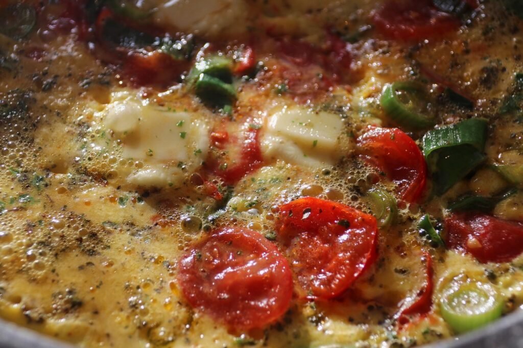 Omlete ar spinātiem un tomātiem, pilngraudu tostermaize un apelsīnu sula Omlete ar spinātiem un tomātiem, pilngraudu tostermaize un apelsīnu sula