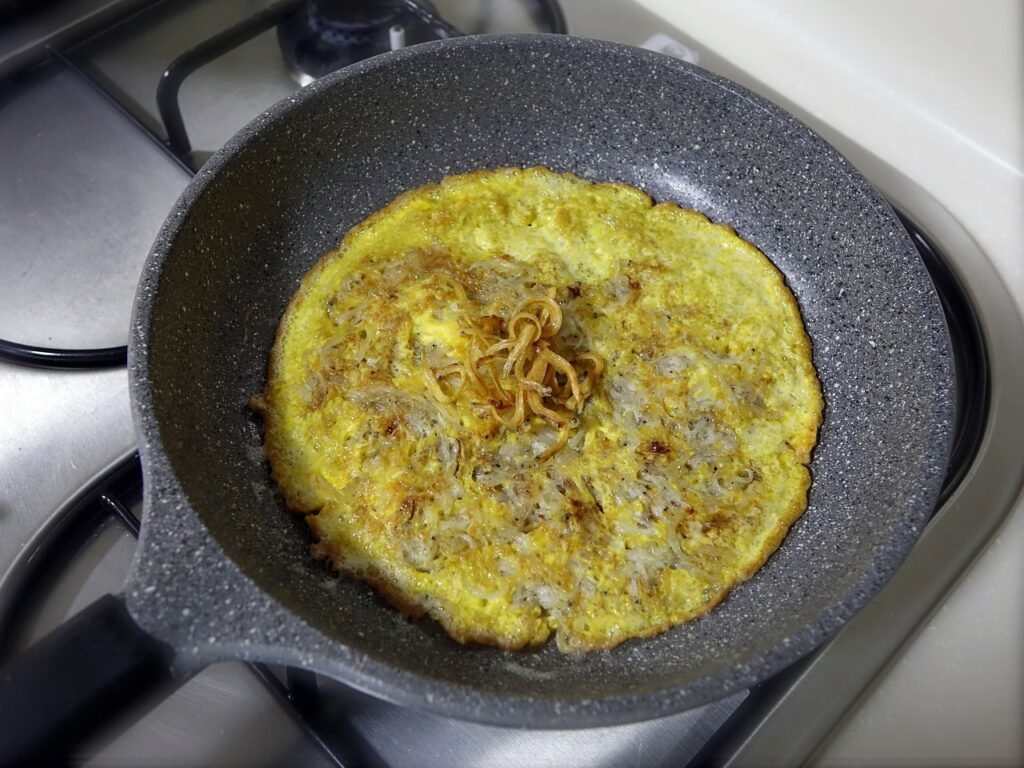 Omlete ar spinātiem un tomātiem, pilngraudu tostermaize un apelsīnu sula Omlete ar spinātiem un tomātiem, pilngraudu tostermaize un apelsīnu sula